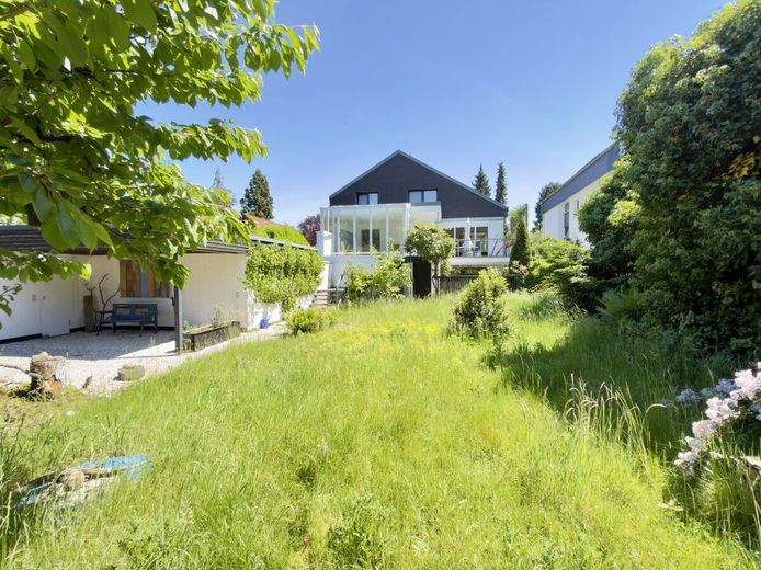 Wohnen &amp; Rendite in einer Hand · 3 - 5 Wohneinheiten · Wintergarten &amp; Traumgarten – Hausansicht Gartenseite