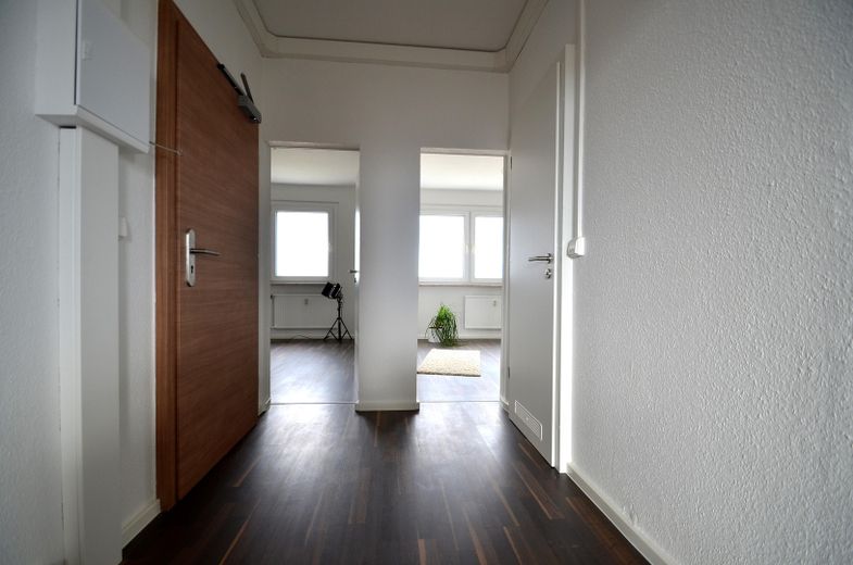Schau bei uns vorbei: Helles modernes 3 Zimmer Apartment mit top Aussicht über Halle – Flur