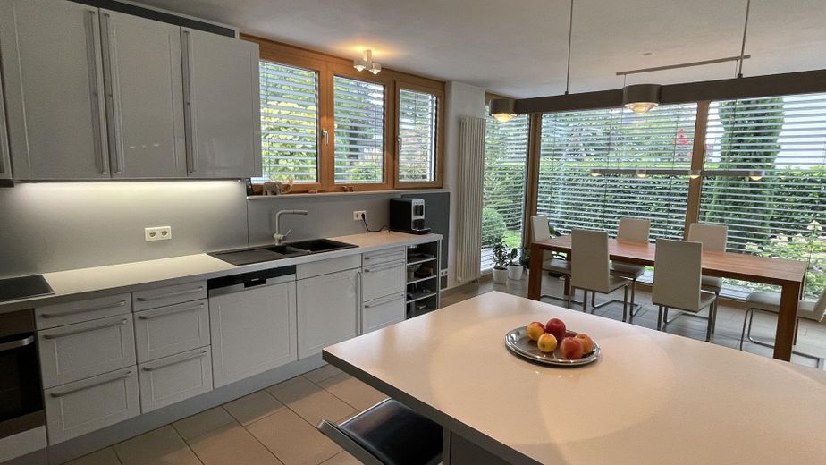 Maison d’architecte baignée de lumière dans un emplacement privilégié – Habiter avec une vue dégagée sur la verdure – Küche und Esszimmer