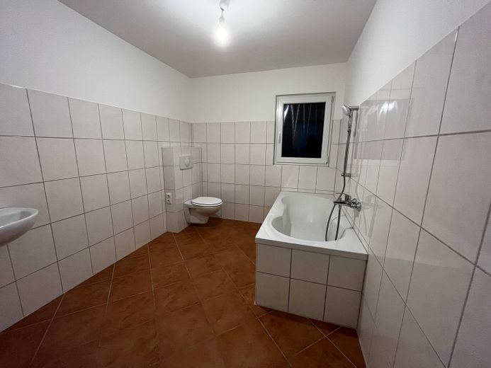 180 m² sanierte Altbauwohnung – Bad 2 mit Badewanne