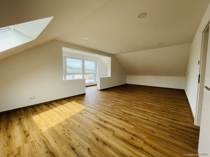 Kernsaniertes Einfamilienhaus mit Einliegerwohnung in 37619 Hehlen - Ruhiges Wohnen mit TOP-Komfort! – Wohnzimmer DG