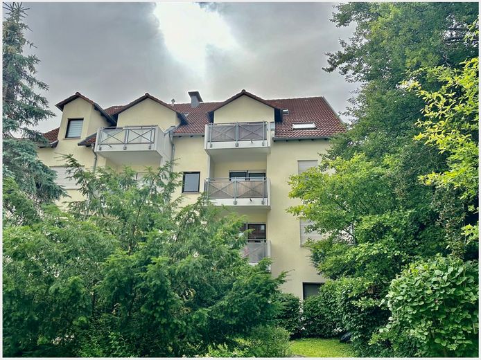 High-quality renovated 2.5-room apartment with balcony & underground parking space in Böblingen – Blick in den Garten 