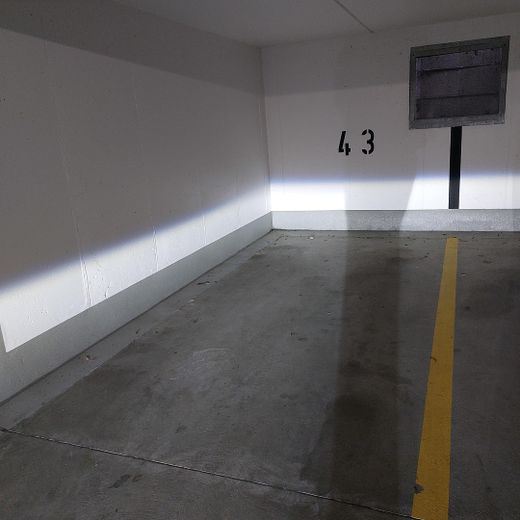 Freie, helle 2-Zimmer-Wohnung mit neuer Einbauküche und kleinem Wintergarten – Tiefgaragenstellplatz