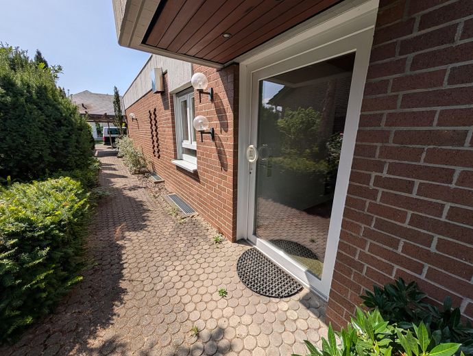 Bungalow de arquitecto con piscina cubierta en Limburgerhof – Blick vom Eingang zum Carport