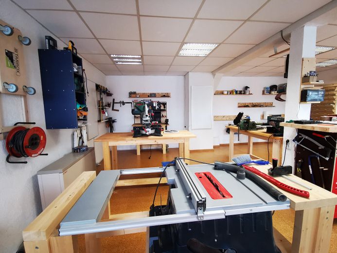 Praxis / Therapie / Massage / Büro – ca. 67 m² Erdgeschoss mit Schaufenster & Parkplatz – Hinterhaus