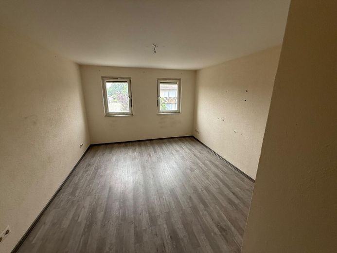 Maison individuelle nécessitant des travaux de rénovation avec grange, située au calme à Bretzfeld – Photo 3