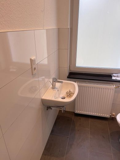 Kernsanierte 2 Zimmer Wohnung in zentraler Lage – Bad