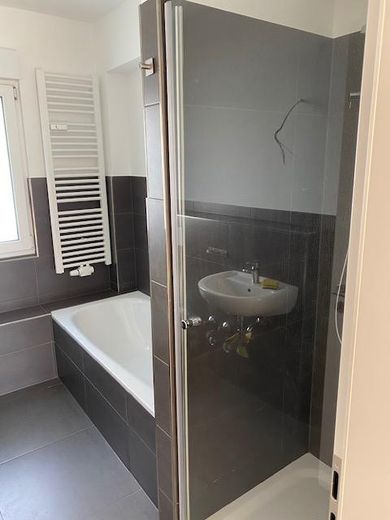 Appartement de 3 pièces spacieux et modernisé avec un haut niveau de qualité, avec 2 balcons, cuisine équipée et garage – Photo 8