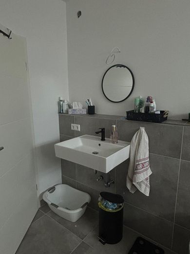 Helle 2-Zimmer-Wohnung, 75 m², kernsaniert, mit Terrasse und Garage – Badezimmer