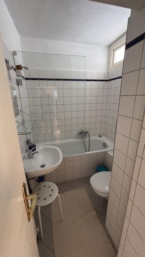 Leerstehende möblierte Wohnung nahe Innsbrucker Platz - direkt einziehen! – Badezimmer