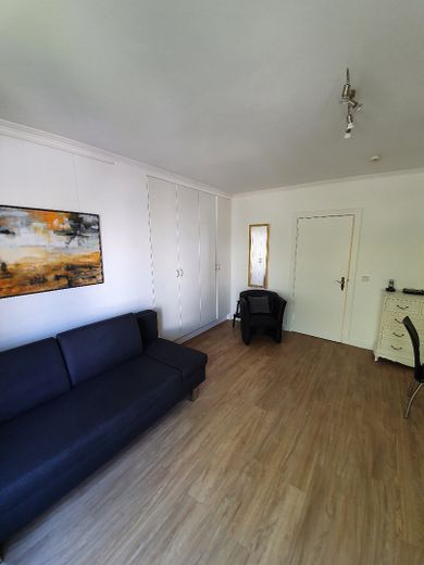 Möblierte 1 Zimmer Wohnung in Hamburg Winterhude, zentral, ab 01.09.2026 – Wohn- und Schlafbereich