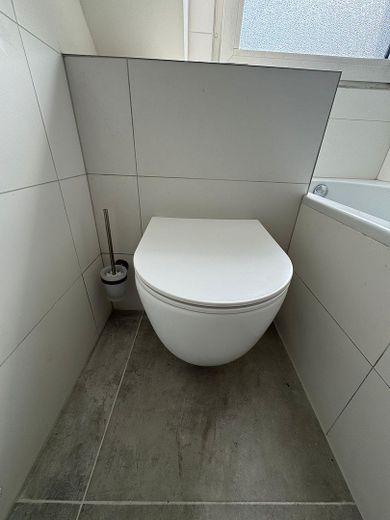 Attraente appartamento di 3 locali appena ristrutturato in un condominio ben tenuto – Modern renoviertes Badezimmer