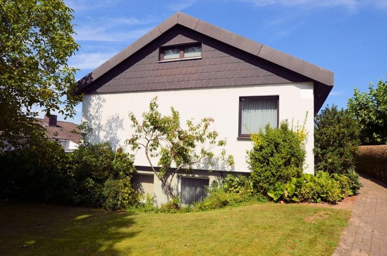1-Familienwohnhaus mit Einliegerwohnung und Doppelgarage in ruhiger bevorzugter Wohnlage – 1-Familienwohnhaus mit Doppelgarage in Holzminden