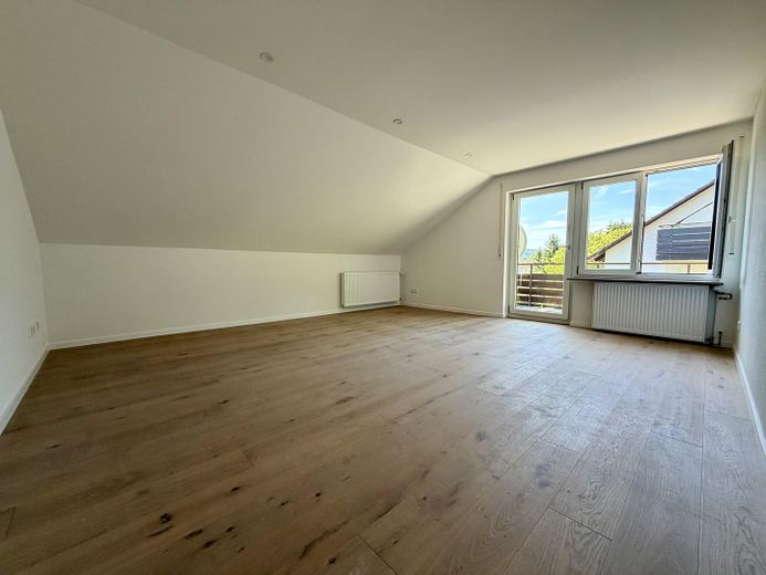 Appartamento di 3 locali completamente ristrutturato con balcone, parquet in legno massello e posto auto duplex – Zimmer 3