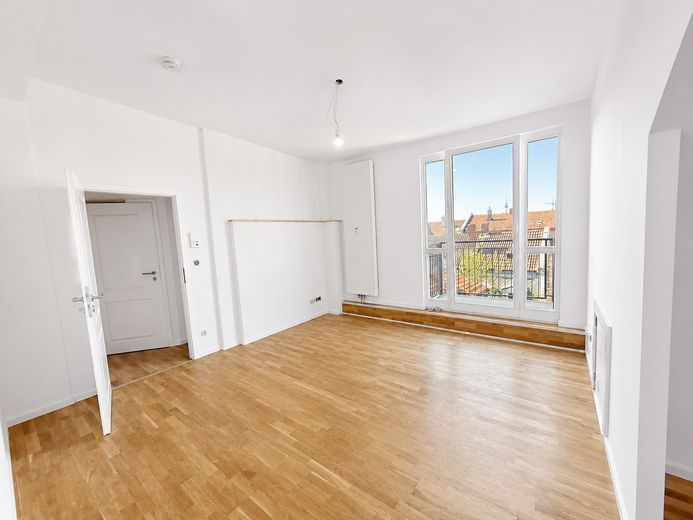 First occupancy after loft conversion: Bright 2-room apartment with fitted kitchen and balcony – Wohnzimmer