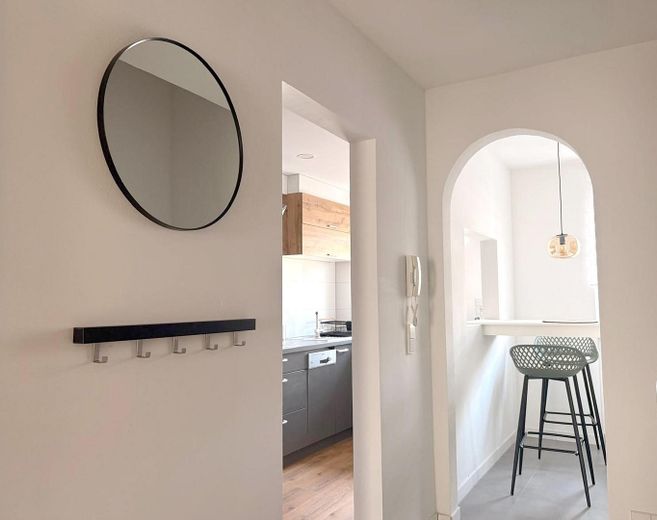 Moderne 3,5-Zimmer-Maisonette möbliert mit Heimkino, Wallbox & Klimaanlage – OG: Flur