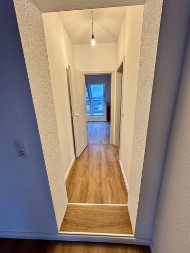 Tadilat sonrası | 2 odalı | yeni ankastre mutfak | asansör | çatı balkonları – Flur zum Schlafzimmer