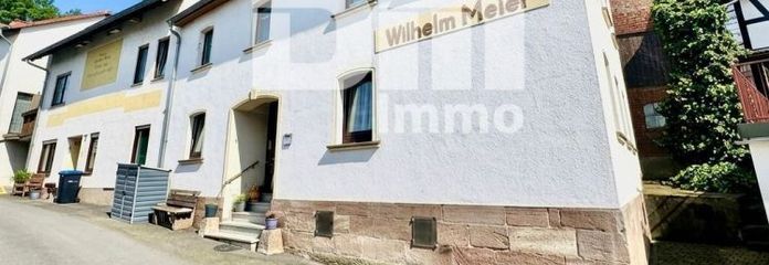 Amplia casa unifamiliar con calefacción moderna + estufa de azulejos en Arenshausen