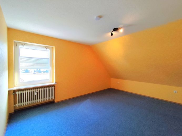 Gemütliches Wohnen mit Wohlfühlfaktor: Helle 3-Zimmer-DG-Wohnung mit Garage in Melkendorf! – Schlafzimmer