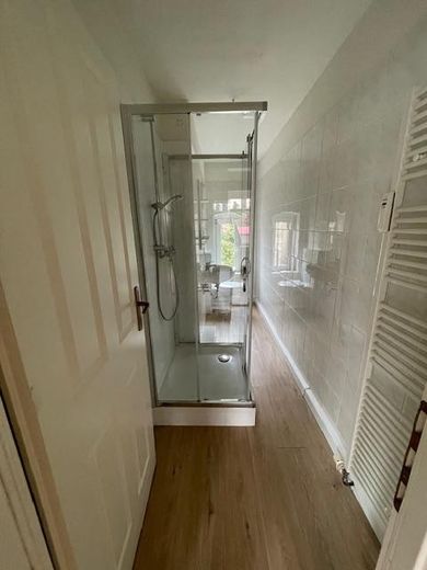 kl. MFH san. AB, 4-Zi. Wohng. 1.OG, 2xBad, 2 Balk., ruhig DD-Süd – kleines Bad