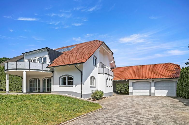 PROVISIONSFREI- Außergewöhnlich wohnen: Großzügiges Einfamilienhaus mit architektonischem Charme – Einfahrt