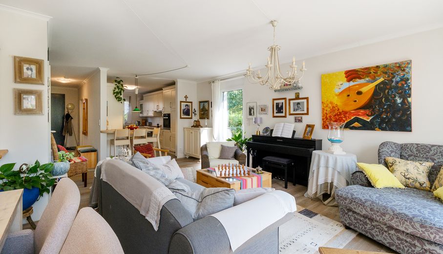 Oberneuland: Like-new end-of-terrace house with green views, roof terrace – commission-free – Wohnbereich mit offener Küche