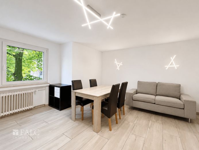 Moderne, voll möblierte 2-Zimmer-Wohnung in Bestlage von Düsseldorf-Bilk - sofort bezugsfertig – Wohnzimmer
