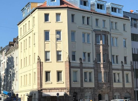 Erstbezug nach Sanierung! Helle 3,5 Zi.-DG-Whg. mit Balkon, Klimaanlage und Burgblick.