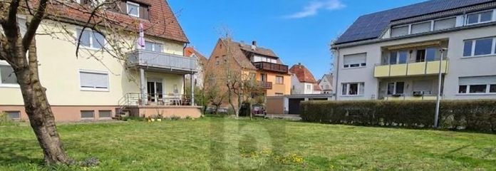 ATTRAKTIV TEILERSCHLOSSEN MIT 3 GARAGEN