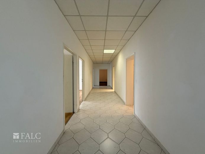 Exklusives Wohnen auf einer Ebene - 6 Zimmer, ca. 220 m², Balkon &amp; TG-Stellplatz möglich – Bild 7