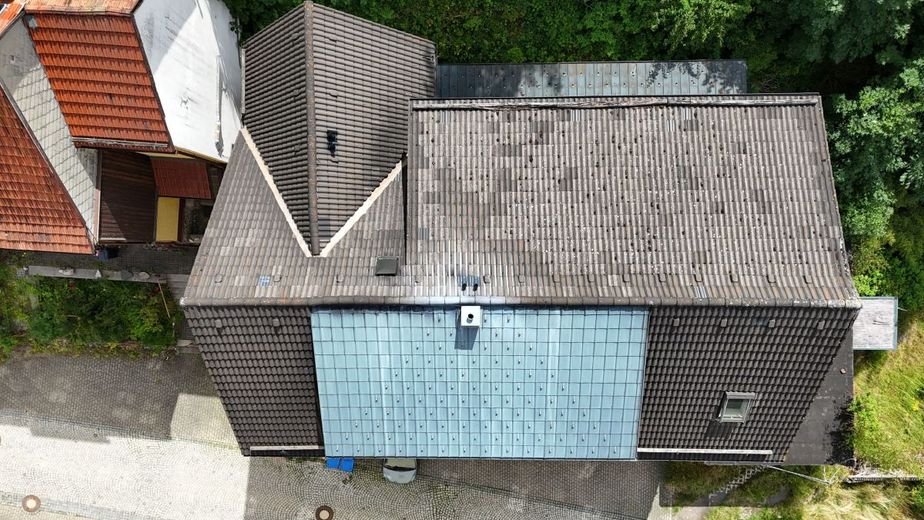 Exzellente Kapitalanlage mit Historie und stabiler Rendite: Vollvermietetes Mehrfamilienhaus in 96528 Frankenblick-Rauenstein! – Dach Wohnhaus
