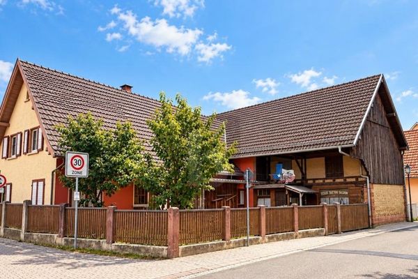 VIVIENDA, TRABAJO Y ACTIVIDAD COMERCIAL EN EL CENTRO DEL PUEBLO