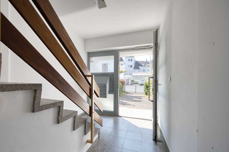 Uitstekend bereikbaar & stabiel verhuurd – belegging in Bonn-Duisdorf – Treppenhaus, Blick zur Haustür