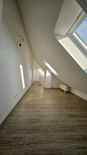 Helle 2-Zimmer-Dachgeschosswohnung mit Galerie und Balkon in ruhiger Lage in Hallbergmoos – Überblick Galerie
