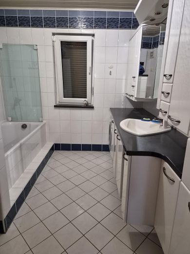 Działka słoneczna (od strony południowej) z domem bliźniaczym, basenem, stawem, garażem i miejscem parkingowym – Bad