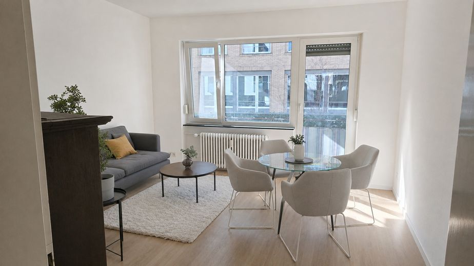Helles Wohnzimmer mit Balkon