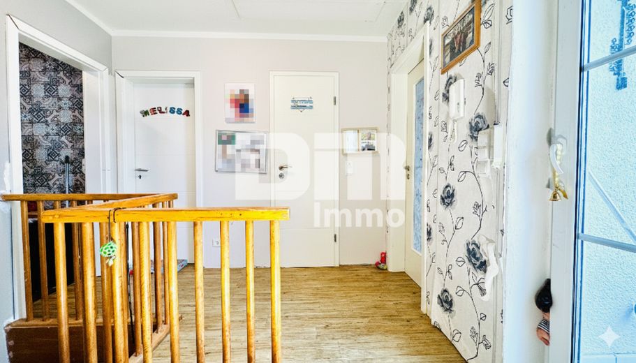 Umfangreich saniertes EFH inkl. PV-Anlage, Terrasse, Wintergarten und Garage – EG / OG Flur / Diele / Zugang Balkon