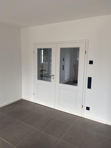 Now at an advantageous price: Modern country house incl. plot & fitted kitchen – Doppelflügelige Innentür WZ