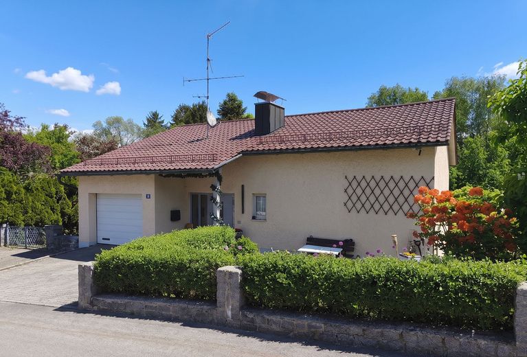 6-Zimmer-Einfamilienhaus in Ruderting mit Pool & Blick ins Grüne – Foto 1