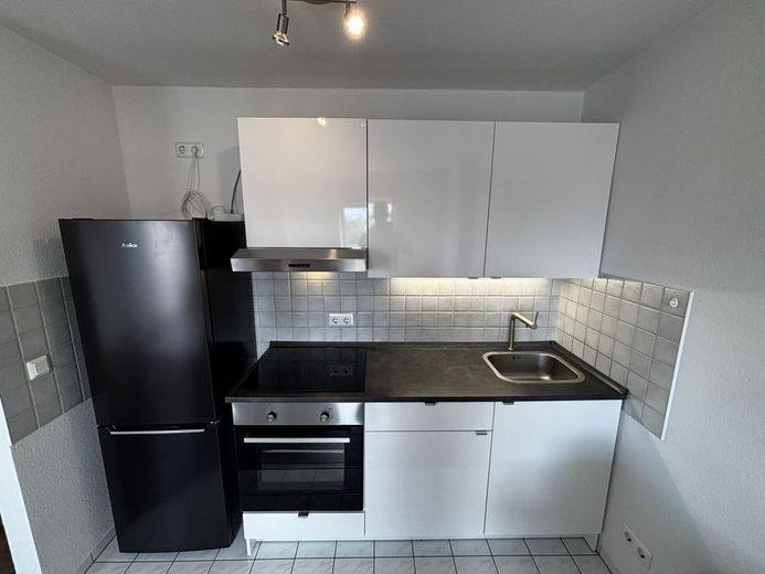 modernisierte/helle und möblierte Dachgeschosswohnung - 1,5 Zi. Küche mit EBK/Wannenbad  - ca. 35m² - zentrumsnah – 260703_ETW_BOS44_Nr.13_019_Kueche