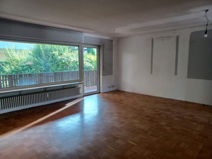 Przestronne, świeżo wyremontowane mieszkanie 3,5-pokojowe o powierzchni 115 m², z dużym balkonem, garażem i miejscem parkingowym – Wohnen vor Renovierung