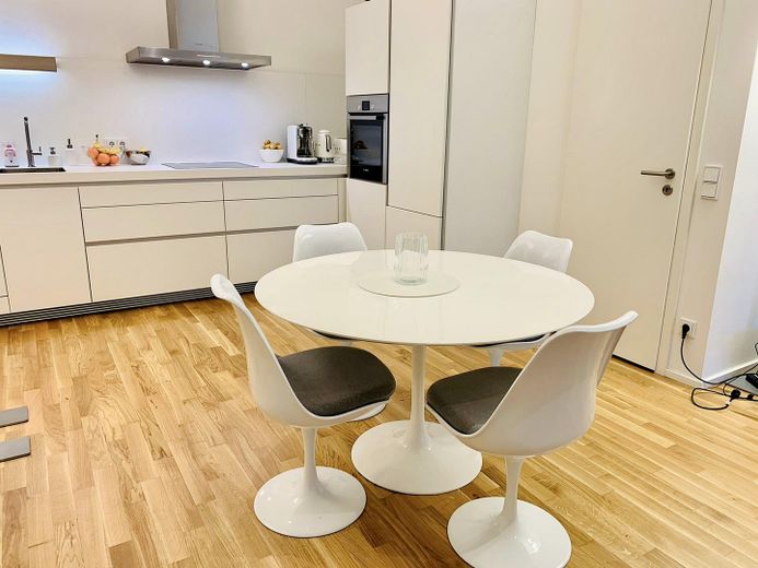 2,5 Zimmer Wohnung mit Balkon und Skylineblick – Küche mit Esszimmer