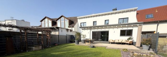 Zwei Häuser. Ein Zuhause. Vier Mieteinnahmen. Unzählige Möglichkeiten.