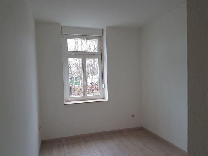 Bellissimo appartamento di 1,5 locali con balcone a Leipzig-Wahren – Wohnzimmer mit Trennwand