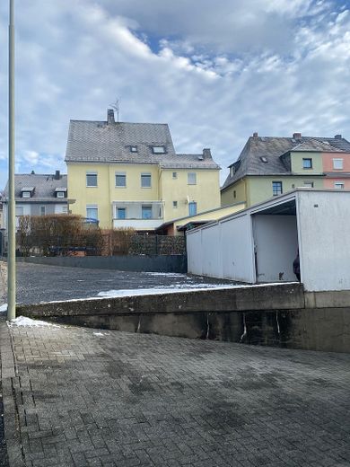 Gepflegte Wohnung 3 ZKB mit EBK und Garten – Garagen