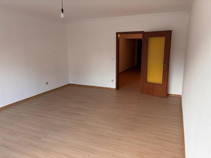 3 Zimmer Wohnung in zentraler Lage – Wohnzimmer Blick zur Tür