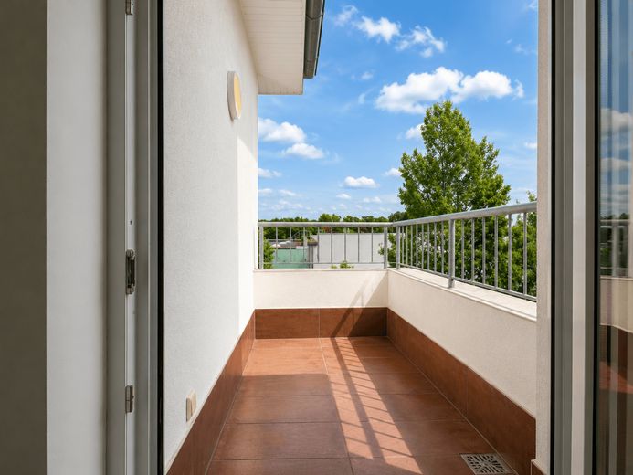 Nowoczesna powierzchnia biurowa / gabinetowa o powierzchni 91 m², 4 pokoje z kuchnią i łazienką w Glinde – Balkon