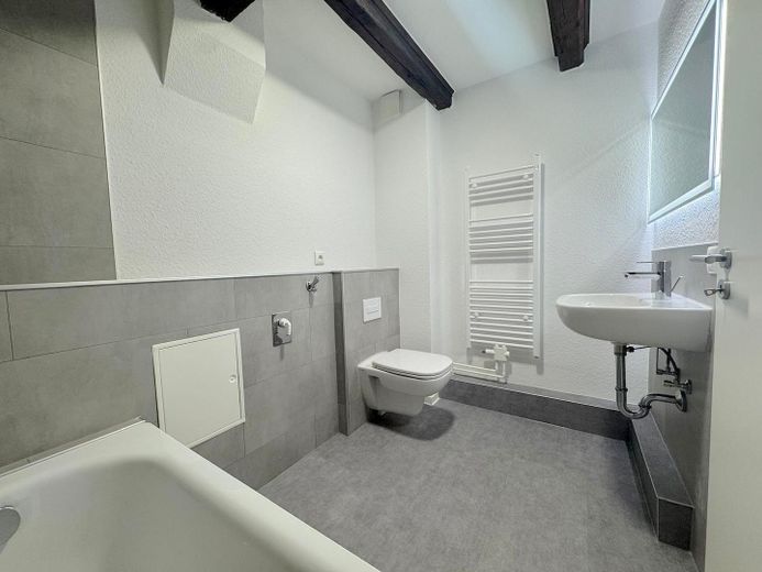 Frisch renovierte 3-Zimmer-Dachgeschosswohnung in bester Altstadtlage von Wismar. – Badezimmer