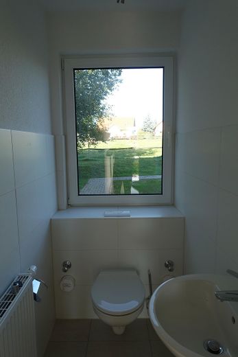 Освітлена природним світлом половина будинку з садом – WC