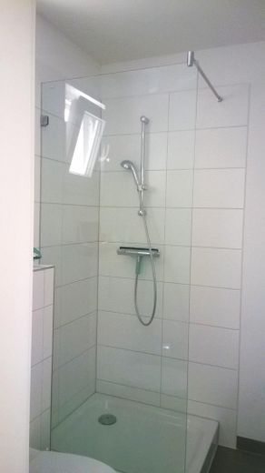 Family-friendly modern semi-detached house in a quiet development on the Havel – Gäste-WC, Dusche
